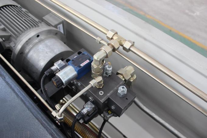 آلة ضغط ورقة الجهد المطلوب ، 0.3mm 3200 X 200 طن CNC الصحافة الفرامل